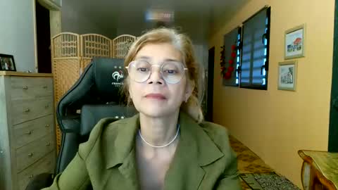 Snapshot of francelune chatting on 05.13.26 francelune online show from 05.13.26