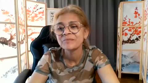 Snapshot of francelune chatting on 06.02.26 francelune online show from 06.02.26