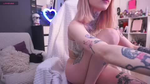 Snapshot of fraulein_mooon chatting on 05.29.26 Asya UwU online show from 05.29.26