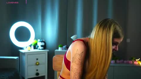 Hey im Olivia im glat to see you in mu room3 online show from 04.18.26