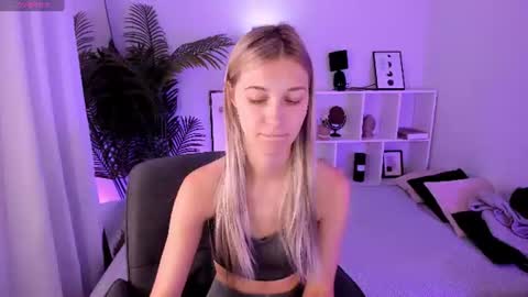 Snapshot of freya_bloss chatting on 07.23.26 Laura online show from 07.23.26