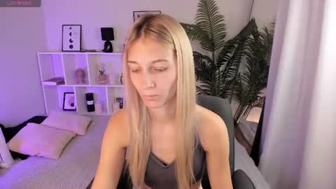 Snapshot of freya_bloss chatting on 08.05.26 Laura online show from 08.05.26