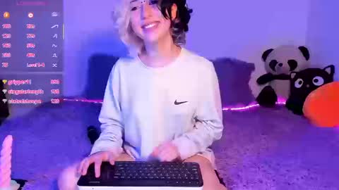 Snapshot of frida_lassi_ chatting on 09.13.25 frida_lassi_ online show from 09.13.25