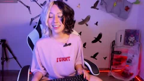 Snapshot of frida_lassi_ chatting on 10.11.25 frida_lassi_ online show from 10.11.25