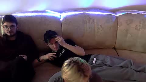 frill1 online show from 03.08.26