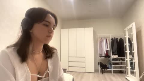 Snapshot of frosted_bloom chatting on 10.01.25 Emily online show from 10.01.25