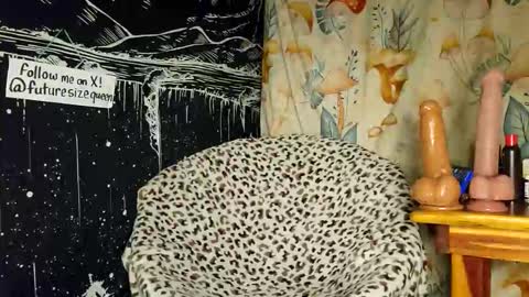 futuresizequeen online show from 12.23.25