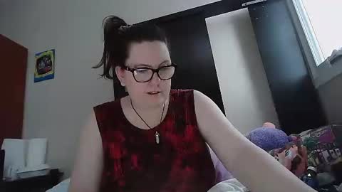 fuzzypeaches87 online show from 12.21.25