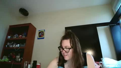 Snapshot of fuzzypeaches87 chatting on 04.18.26 fuzzypeaches87 online show from 04.18.26