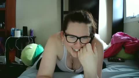 Snapshot of fuzzypeaches87 chatting on 04.19.26 fuzzypeaches87 online show from 04.19.26