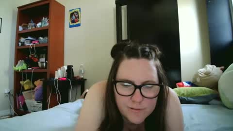 Snapshot of fuzzypeaches87 chatting on 04.24.26 fuzzypeaches87 online show from 04.24.26