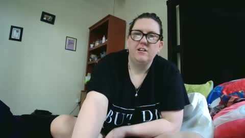 Snapshot of fuzzypeaches87 chatting on 04.28.26 fuzzypeaches87 online show from 04.28.26