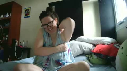 Snapshot of fuzzypeaches87 chatting on 04.29.26 fuzzypeaches87 online show from 04.29.26