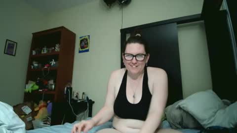 Snapshot of fuzzypeaches87 chatting on 05.19.26 fuzzypeaches87 online show from 05.19.26
