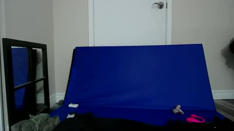 Snapshot of fuzzypeaches87 chatting on 05.25.26 fuzzypeaches87 online show from 05.25.26