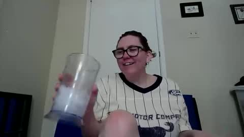 Snapshot of fuzzypeaches87 chatting on 05.28.26 fuzzypeaches87 online show from 05.28.26