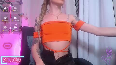 Snapshot of gabbyhills_ chatting on 10.07.25 Gabby online show from 10.07.25