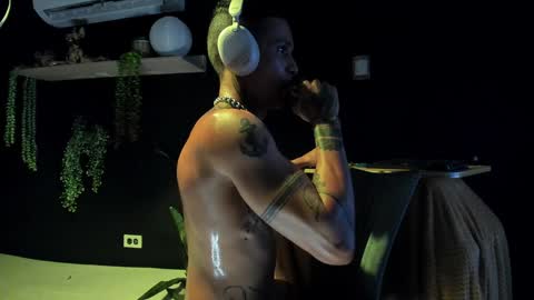 independent model online show from 02.08.25