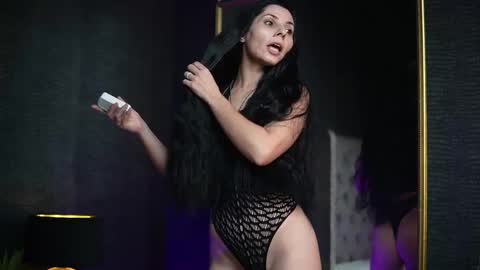  Gia  online show from 11.18.25