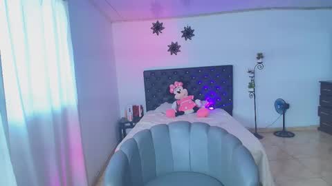 Giana Roberts online show from 11.12.25