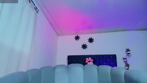 Giana Roberts online show from 11.30.25