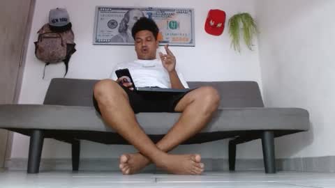 Snapshot of giant_feet chatting on 05.18.26 BOSS online show from 05.18.26