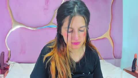 Snapshot of giaroussel chatting on 01.12.25 GiaRoussel online show from 01.12.25