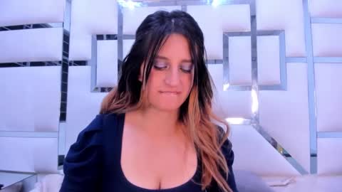 Snapshot of giaroussel chatting on 01.28.25 GiaRoussel online show from 01.28.25