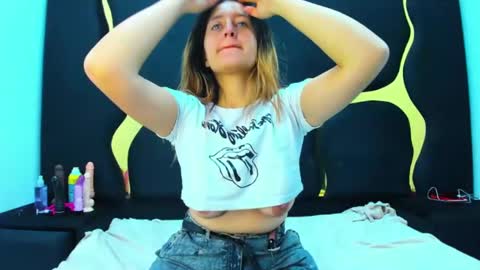 Snapshot of giaroussel chatting on 02.02.25 GiaRoussel online show from 02.02.25