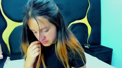 Snapshot of giaroussel chatting on 02.04.25 GiaRoussel online show from 02.04.25