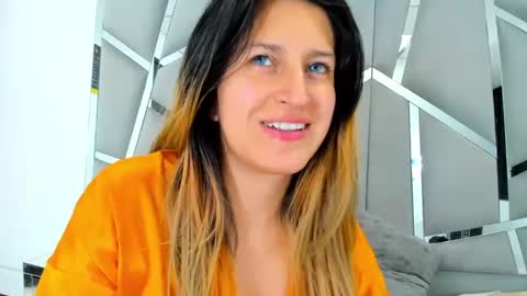 Snapshot of giaroussel chatting on 02.09.25 GiaRoussel online show from 02.09.25