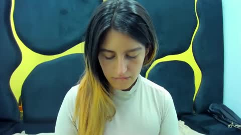 Snapshot of giaroussel chatting on 02.12.25 GiaRoussel online show from 02.12.25