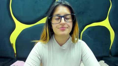 Snapshot of giaroussel chatting on 02.12.25 GiaRoussel online show from 02.12.25