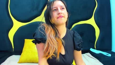 Snapshot of giaroussel chatting on 03.08.25 GiaRoussel online show from 03.08.25