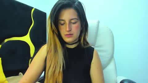 Snapshot of giaroussel chatting on 03.11.25 GiaRoussel online show from 03.11.25