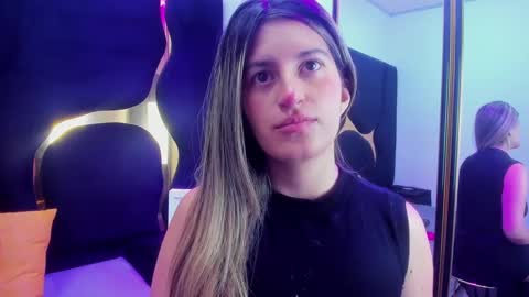 Snapshot of giaroussel chatting on 09.16.25 GiaRoussel online show from 09.16.25