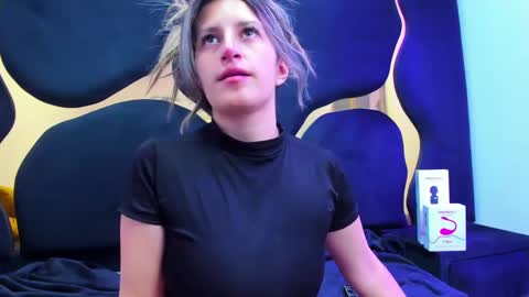 Snapshot of giaroussel chatting on 10.11.25 GiaRoussel online show from 10.11.25