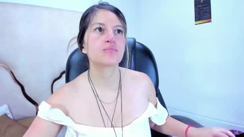 Snapshot of giaroussel chatting on 10.25.25 GiaRoussel online show from 10.25.25