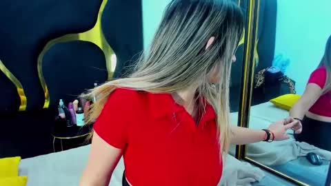 Snapshot of giaroussel chatting on 11.19.25 GiaRoussel online show from 11.19.25