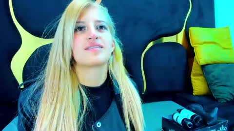 Snapshot of giaroussel chatting on 12.19.25 GiaRoussel online show from 12.19.25