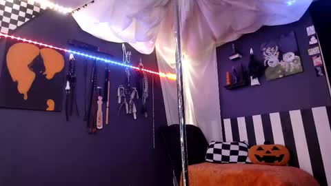 Giggles online show from 11.14.25