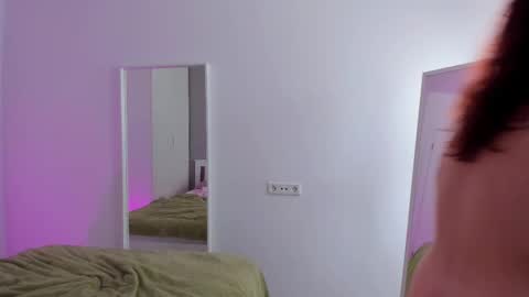 Snapshot of gin_yoon chatting on 02.21.25 Gin online show from 02.21.25