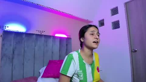 Snapshot of giselle_roldan chatting on 06.18.26 GISELLE ROLDAN online show from 06.18.26