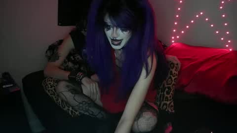 Snapshot of gl00my_gh0ul chatting on 10.27.25 Gloomy online show from 10.27.25