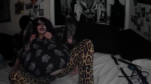 Snapshot of gl00my_gh0ul chatting on 12.17.25 Gloomy online show from 12.17.25