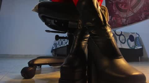 Snapshot of glitch_doll chatting on 11.08.25 NYX online show from 11.08.25