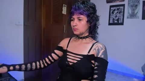 Snapshot of glitch_doll chatting on 12.05.25 NYX online show from 12.05.25