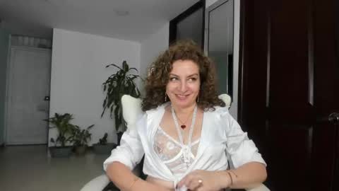 Snapshot of gloriacrespo chatting on 02.13.25 gloriacrespo online show from 02.13.25