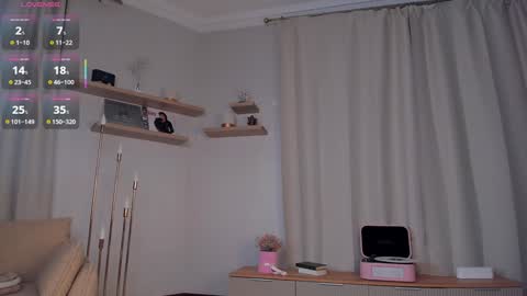 Snapshot of glowhub_ chatting on 02.26.26 Ann Eliz and Gigi online show from 02.26.26