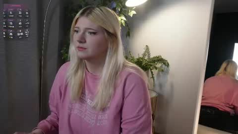 Snapshot of glowkittenx chatting on 12.01.25 glowkittenx online show from 12.01.25